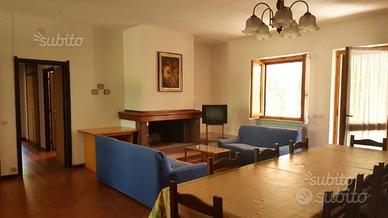 Mensola/cornice per camino in legno massello.