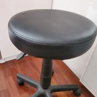 Sgabello girevole e regolabile 
