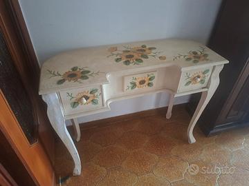 tavolino decorato stile vintage