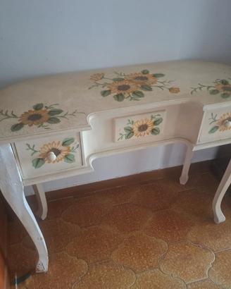 tavolino decorato stile vintage
