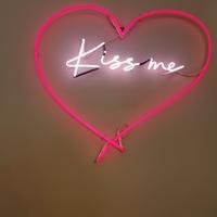 Scritta al neon Kiss Me con cuore