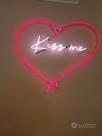 Scritta al neon Kiss Me con cuore