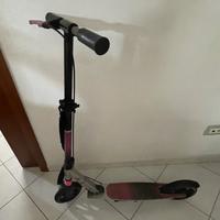 Monopattino pieghevole nero e viola