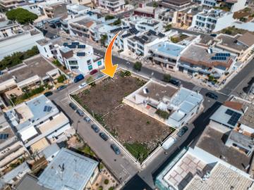 Terreno edificabile ad angolo di strada