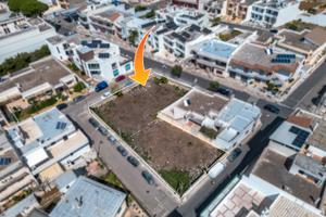 Terreno edificabile ad angolo di strada