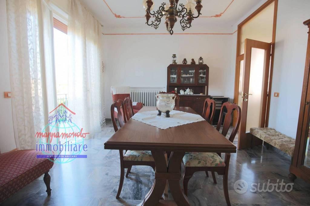 Villa di 260 m² con più di 5 locali e box auto a C - Altro