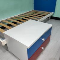 Letto singolo con comodino