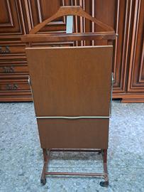 Uomo morto appendi abito