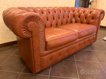 Divano e Pouf Chesterfield