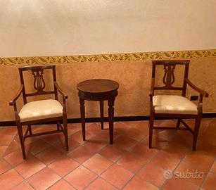 coppia di poltroncine e tavolino stile 800