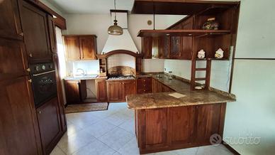 Cucina in noce e granito