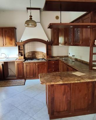 Cucina in noce e granito