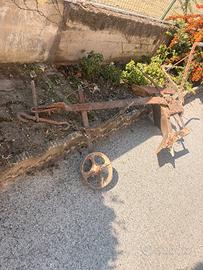 Aratro antico a traino animale con ruota in ghisa
