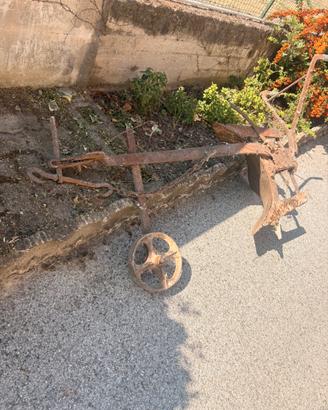Aratro antico a traino animale con ruota in ghisa