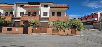 VILLA A SCHIERA D'ANGOLO A VILLA DI BRIANO