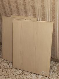 Scrivania in legno chiaro