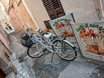 Bici con vela pubblicitaria