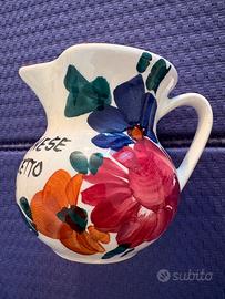 Brocca bianca ceramica con fiori colorati dipinti