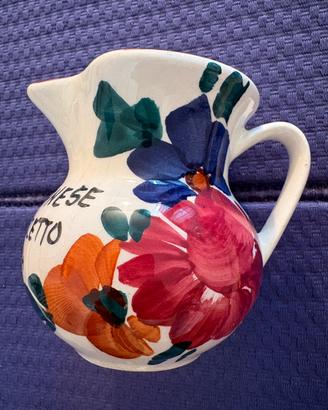 Brocca bianca ceramica con fiori colorati dipinti