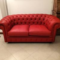 Divano chesterfield rosso in pelle
