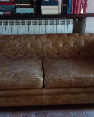 divano chesterfield in pelle