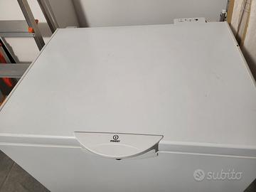 Congelatore a pozzetto Indesit 170L
