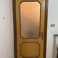 9 porte interne in legno con vetro satinato.
