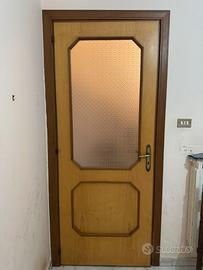 9 porte interne in legno con vetro satinato.