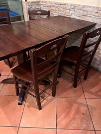 Tavoli in legno con sedie