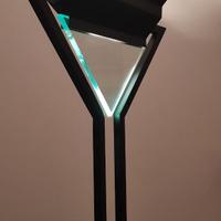 LAMPADA DA TERRA NERA CON VETRO TRIANGOLARE