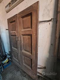 Portone in legno restaurato 