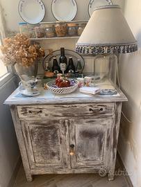 Antica credenza con piastrelle decorate
