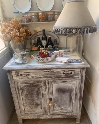 Antica credenza con piastrelle decorate