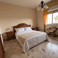 Camera arredata con bagno privato e posto auto