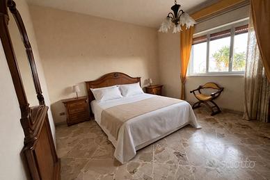 Camera arredata con bagno privato e posto auto