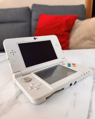 Nintendo New 3DS bianco con caricatore