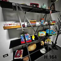 Libreria in acciaio e cristallo scuro