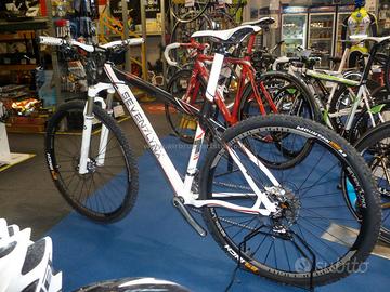 Aerografie grafiche personalizzate su bici e altro