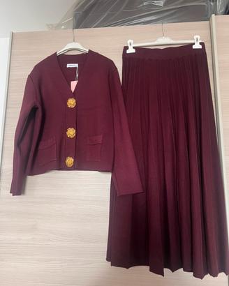 Completo donna con bottoni dorati