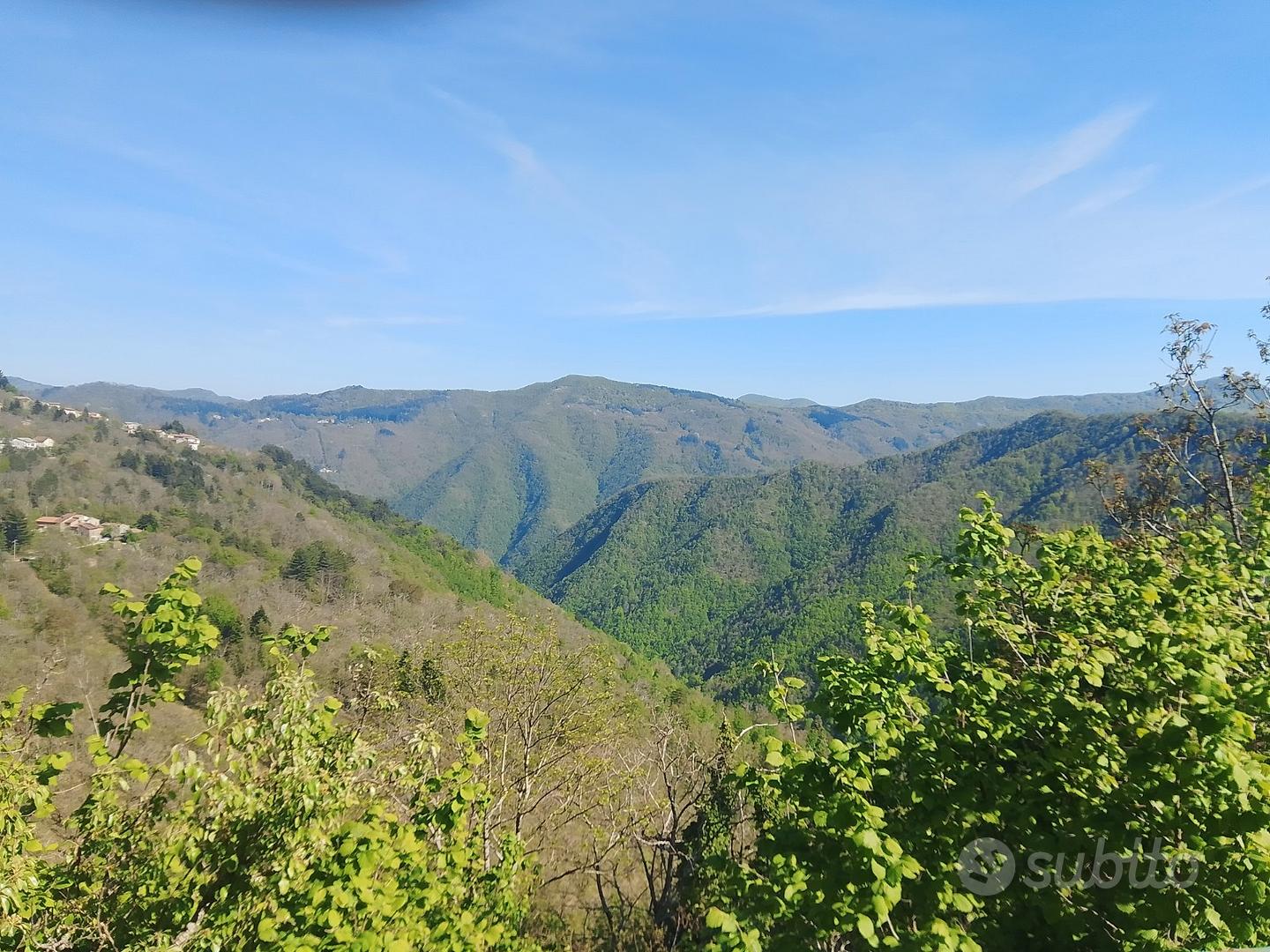 Casetta colorata sull' Appennino Tosco Emiliano