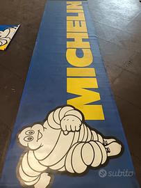 striscione pubblicitario Michelin Bibendum