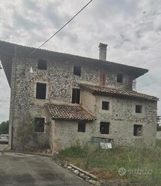 Rustico friulano con giardino su 3 piani da ristru