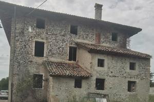 Rustico friulano con giardino su 3 piani da ristru