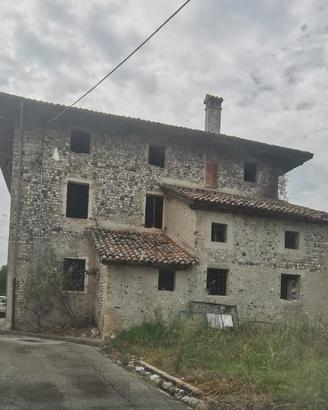 Rustico friulano con giardino su 3 piani da ristru