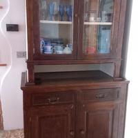 Credenza antica con vetrina