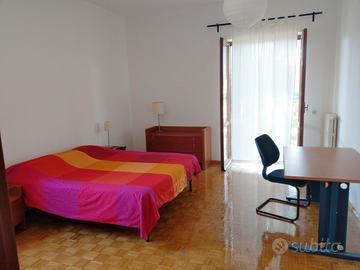 Camera ampia e luminosa, in una villa