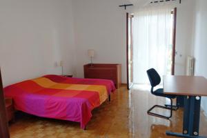 Camera ampia e luminosa, in una villa