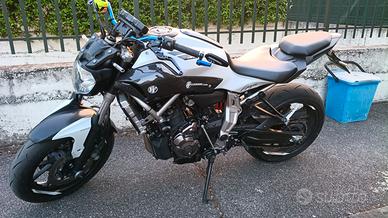 YAMAHA MT07 