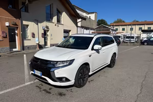 Mitsubishi Outlander 2.0 4WD PHEV gancio traino