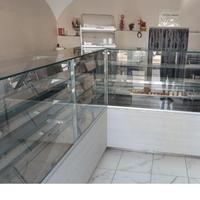 Bancone espositivo di pasticceria